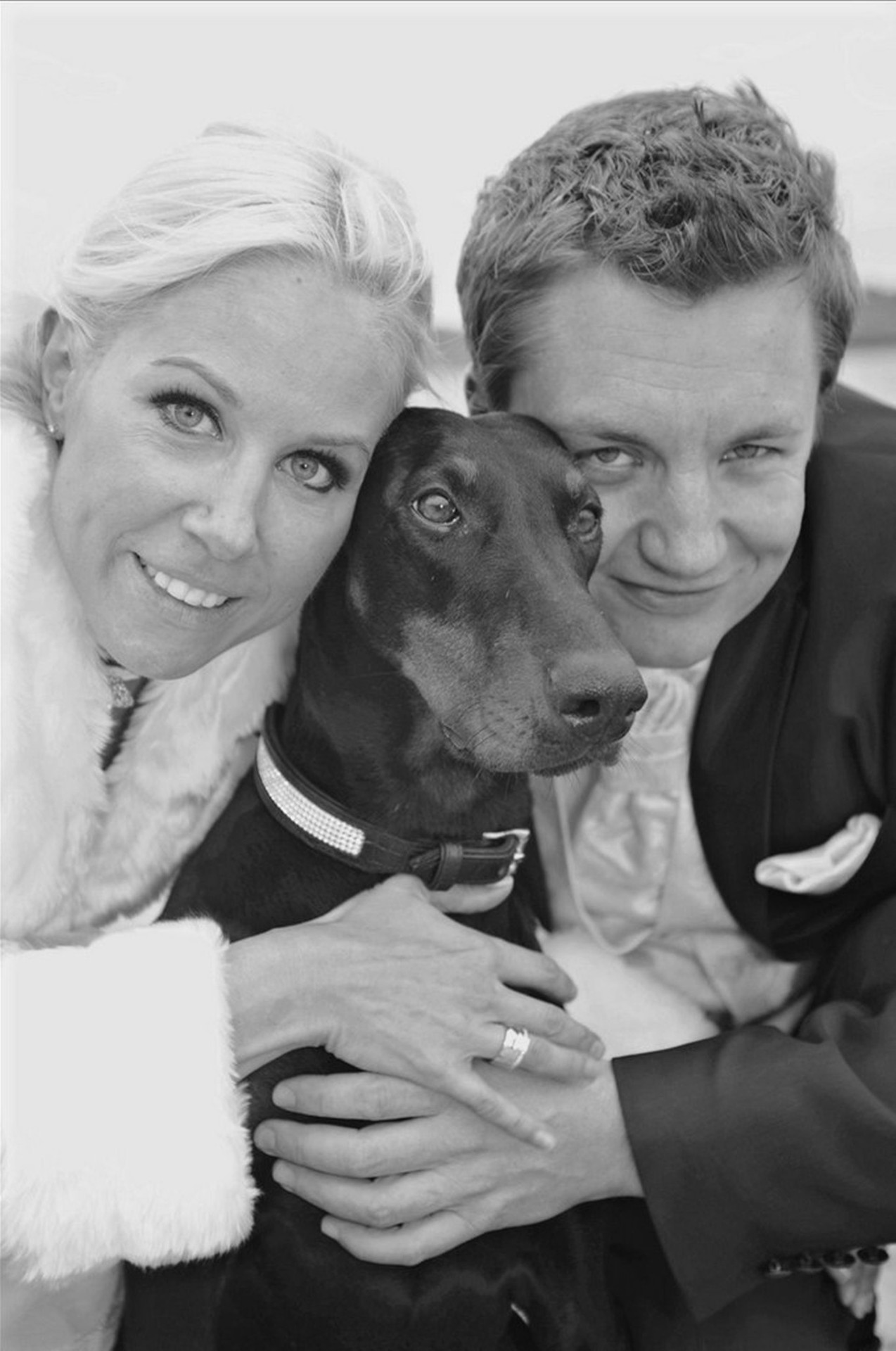 Brautpaar mit Hund in Schwarz-Weiß